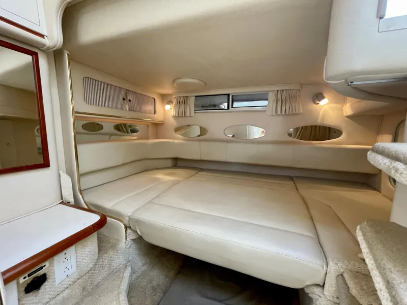 Slide: The Image of Interior of 2001 Sea Ray Sundancer 310 yacht. - 20