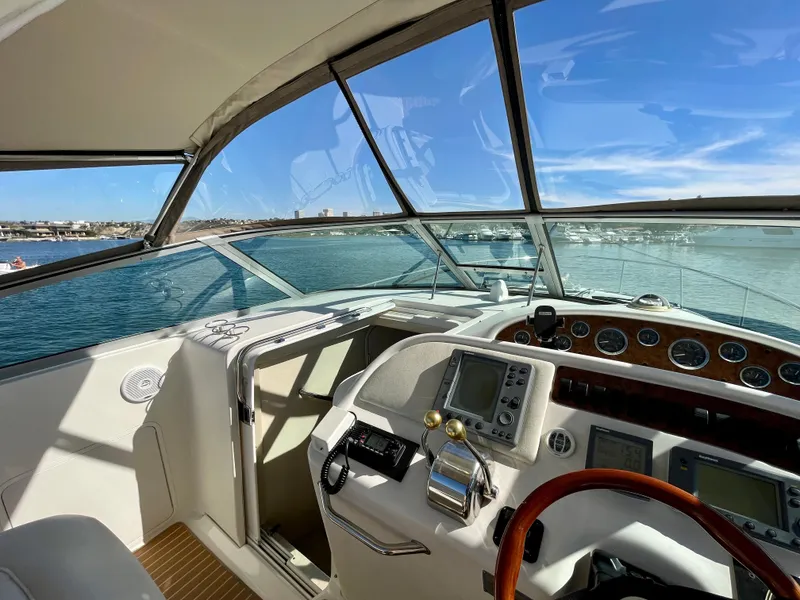 Slide: The Image of Interior view of 2001 Sea Ray Sundancer 310 yacht. - 32