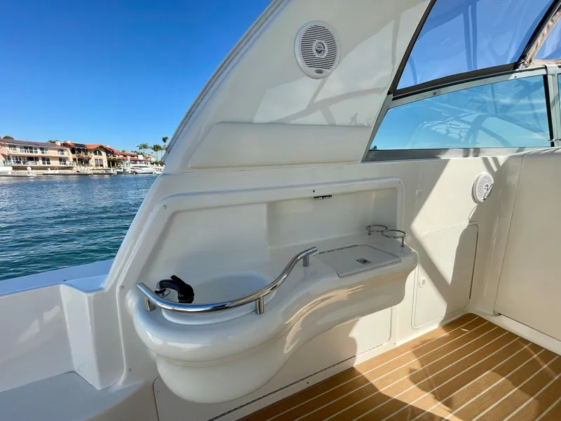 Slide: The Image of Interior of 2001 Sea Ray Sundancer 310 yacht. - 38