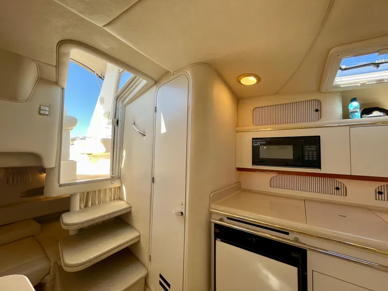 Slide: The Image of Interior of 2001 Sea Ray Sundancer 310 yacht. - 8