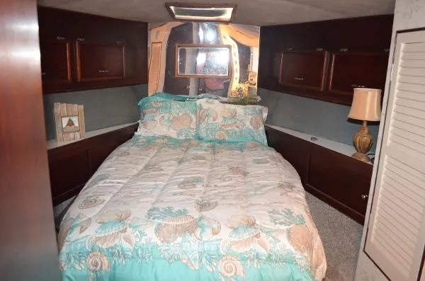 Slide: The Image of Ocean Yachts 46 Sunliner 1984 - 6