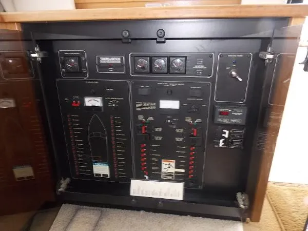 Slide: The Image of Bayliner 3988 Command Bridge Motoryacht 1998 - 11