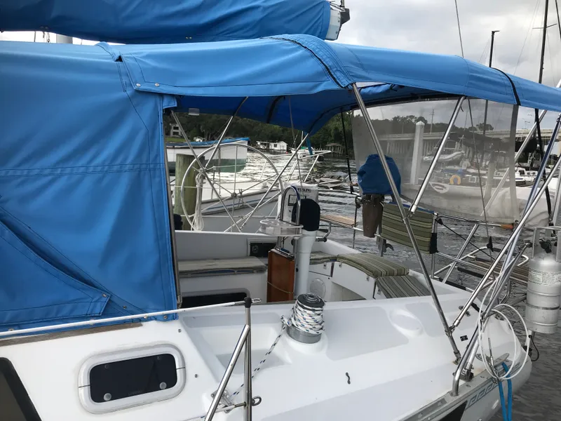 Slide: The Image of Hunter 37.5 Legend 1993 - 9