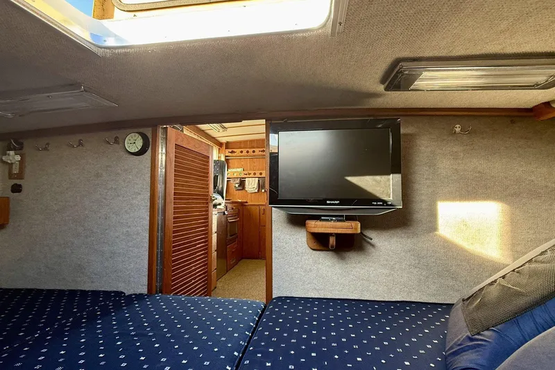 Slide: The Image of Commander 30 - Forward Cabin Entertainment - 6