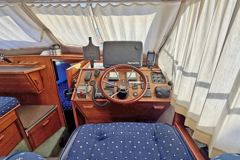 Slide: The Image of Commander 30 - Helm - 9