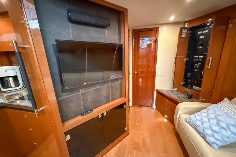 Slide: The Image of Luxurious interior of 2016 Sea Ray Sundancer 510 yacht with modern amenities. - 24