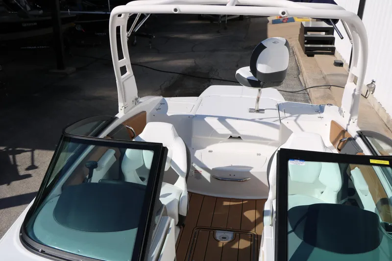 Slide: The Image of 2026 Chaparral 21 SSi Ski & Fish boat interior with seating and fishing chair. - 17