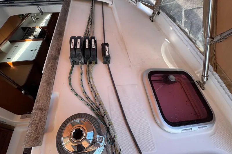 Slide: The Image of Beneteau Oceanis 40 sailboat deck, featuring winch, ropes, and hatch, 2008 model. - 20