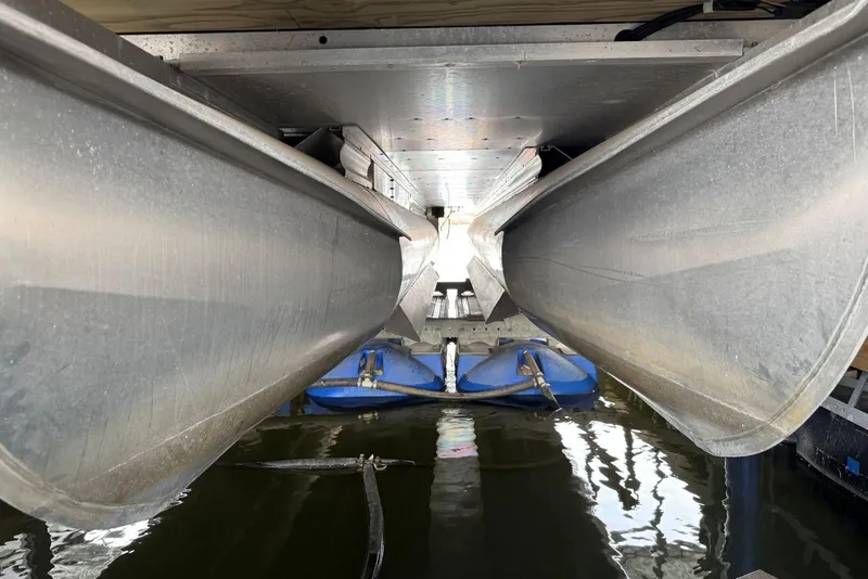 Slide: The Image of Underneath view of 2020 Harris Grand Mariner 250 pontoon boat on water. - 38