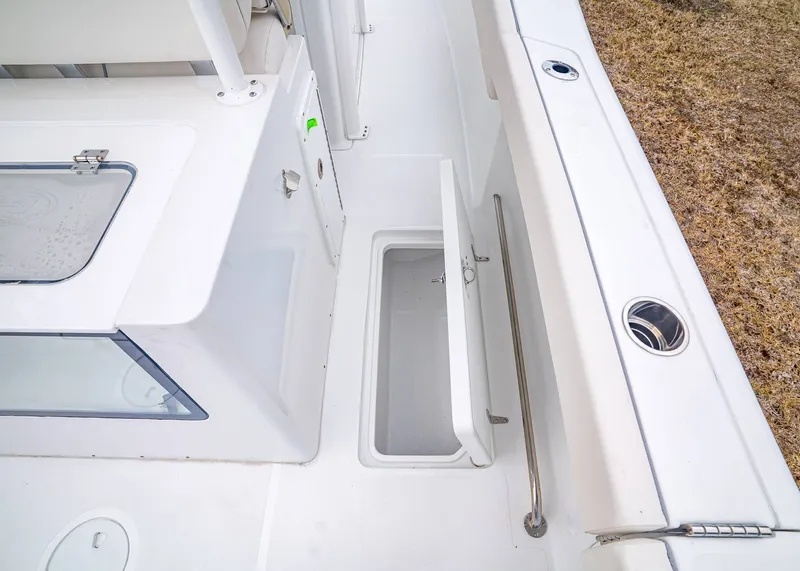 Slide: The Image of Sea Hunt Gamefish 28 Coffin Box 2026 - 15