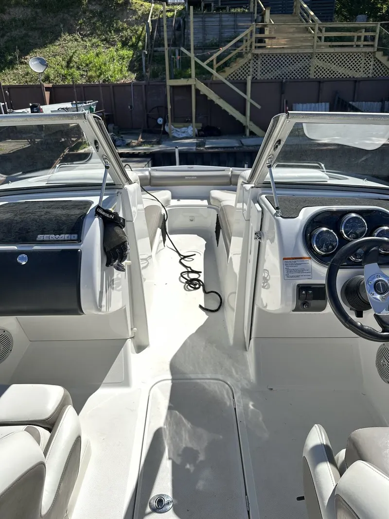 Slide: The Image of Sea-Doo Challenger 2010 - 5