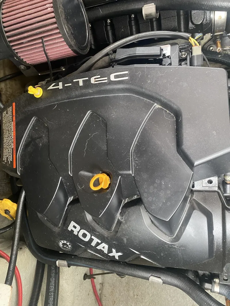 Slide: The Image of Sea-Doo Challenger 2010 - 9