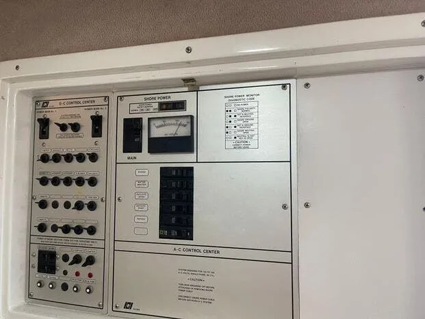 Slide: The Image of Trojan 8.6 Meter Mid Cabin 1987 - 7