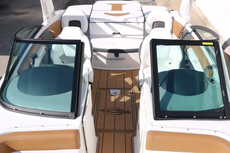 Slide: The Image of Chaparral 21 SSI Ski Fish 2026 - 34