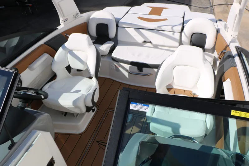 Slide: The Image of Chaparral 21 SSI Ski Fish 2026 - 35