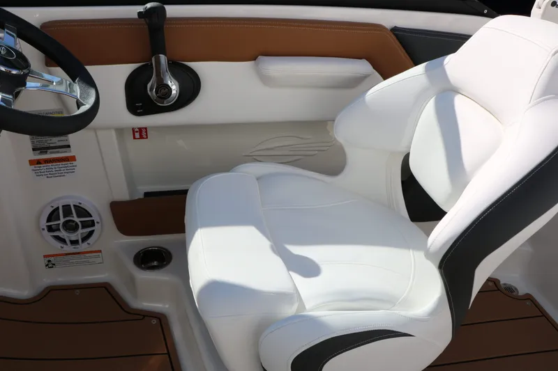 Slide: The Image of Chaparral 21 SSI Ski Fish 2026 - 42