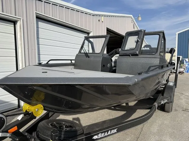 Slide: The Image of SeaArk Pro Cat 200 2026 - 4