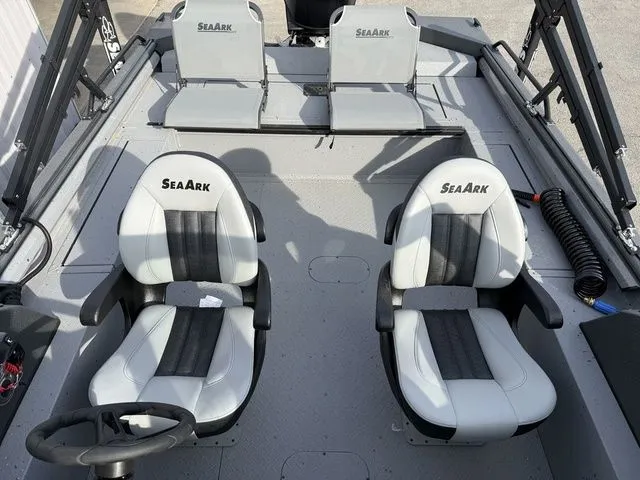 Slide: The Image of SeaArk Pro Cat 200 2026 - 9