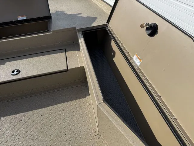 Slide: The Image of SeaArk Bay Runner 240 2026 - 10