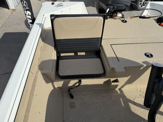 Slide: The Image of SeaArk Bay Runner 240 2026 - 17