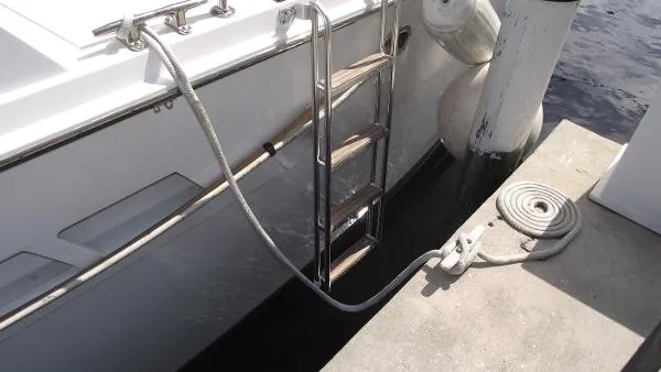 Slide: The Image of Hatteras Motor Yacht 1995 - 8