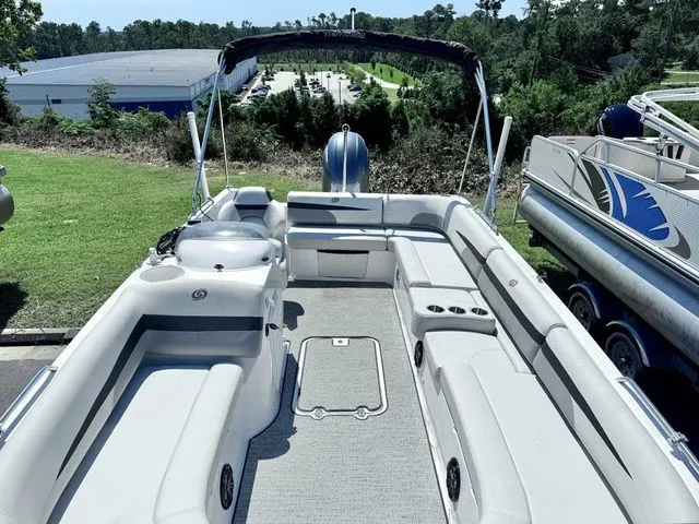 Slide: The Image of Hurricane SunDeck Sport 201 OB 2023 - 3