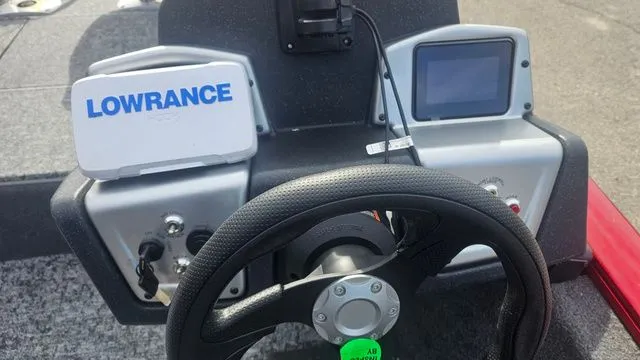 Slide: The Image of Tracker TRACKER PRO TEAM 175 W/75HP 2025 - 13