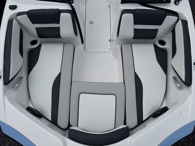 Slide: The Image of Yamaha 195S 2025 - 10