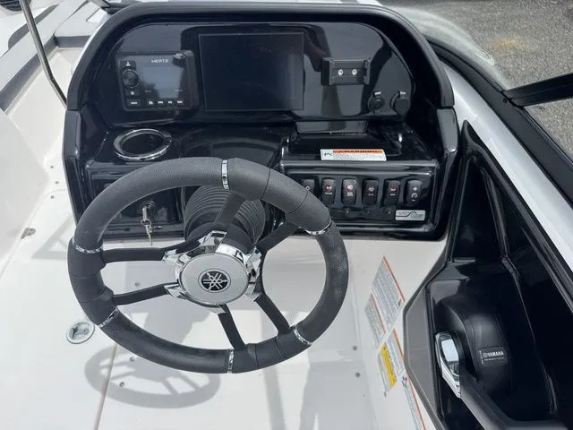 Slide: The Image of Yamaha 195S 2025 - 16