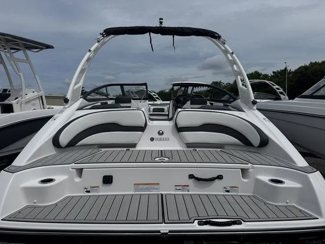 Slide: The Image of Yamaha 195S 2025 - 3