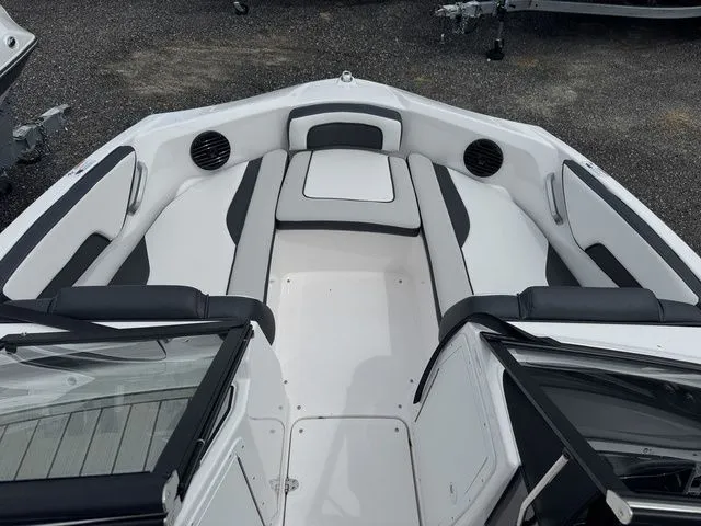 Slide: The Image of Yamaha 195S 2025 - 6