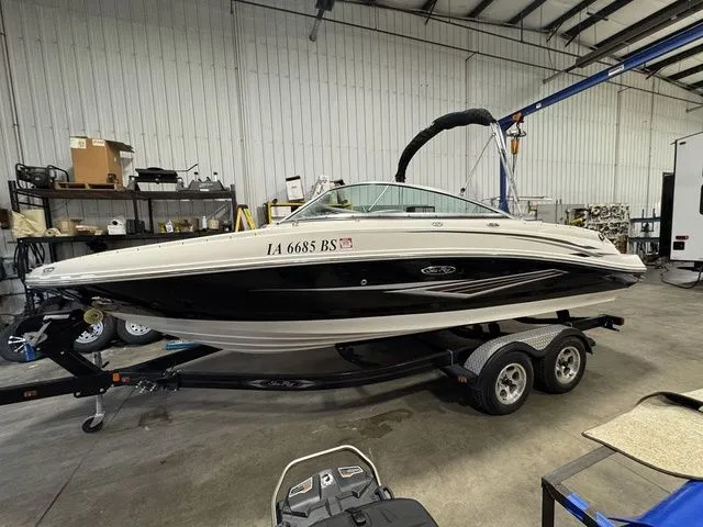 The Image of Sea Ray 210 2010 - 1