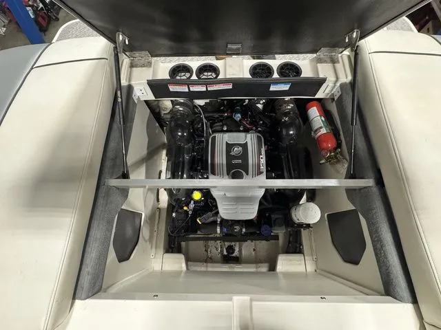 Slide: The Image of Sea Ray 210 2010 - 24