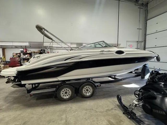 The Image of Sea Ray 240 Sundeck 2002 - 1