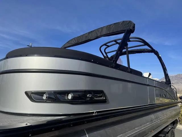 Slide: The Image of Avalon Catalina Quad Lounger Shift 27 FT 2026 - 3