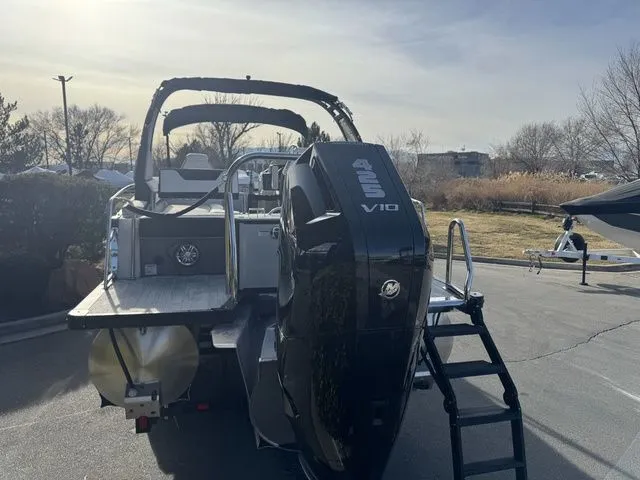 Slide: The Image of Avalon Catalina Quad Lounger Shift 27 FT 2026 - 5