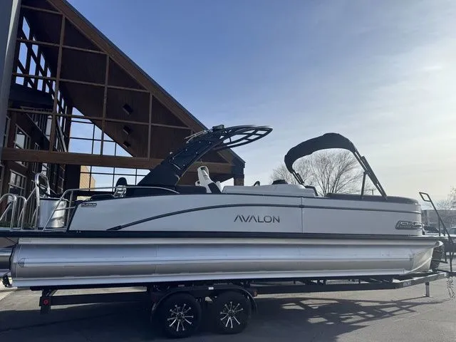 Slide: The Image of Avalon Catalina Quad Lounger Shift 27 FT 2026 - 7