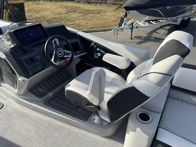 Slide: The Image of Avalon Catalina Quad Lounger Shift 27 FT 2026 - 9