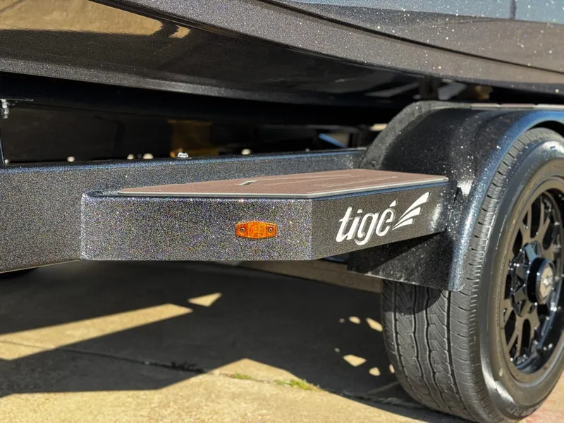 Slide: The Image of Tigé Ultré 25ZX 2026 - 11