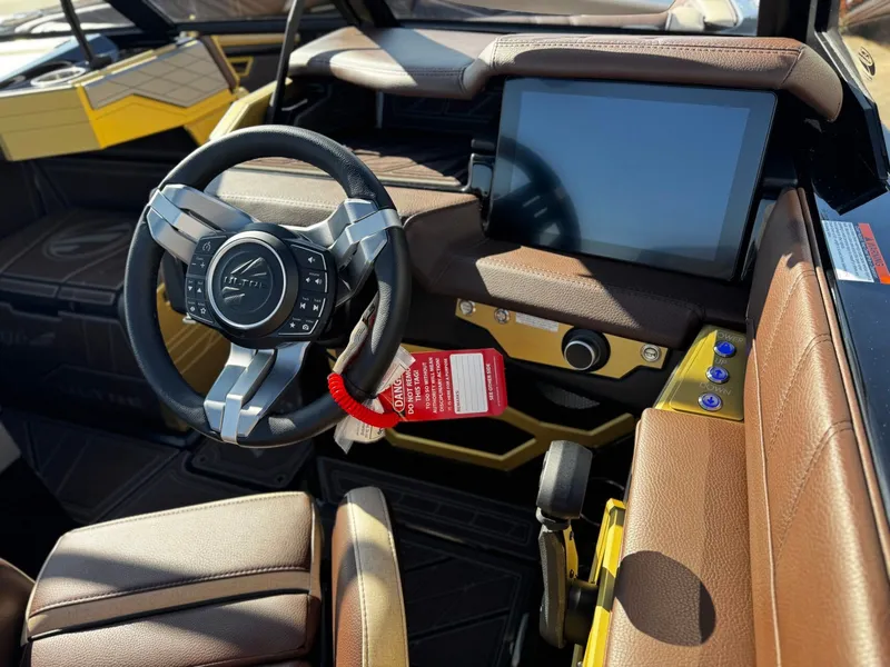 Slide: The Image of Tigé Ultré 25ZX 2026 - 25