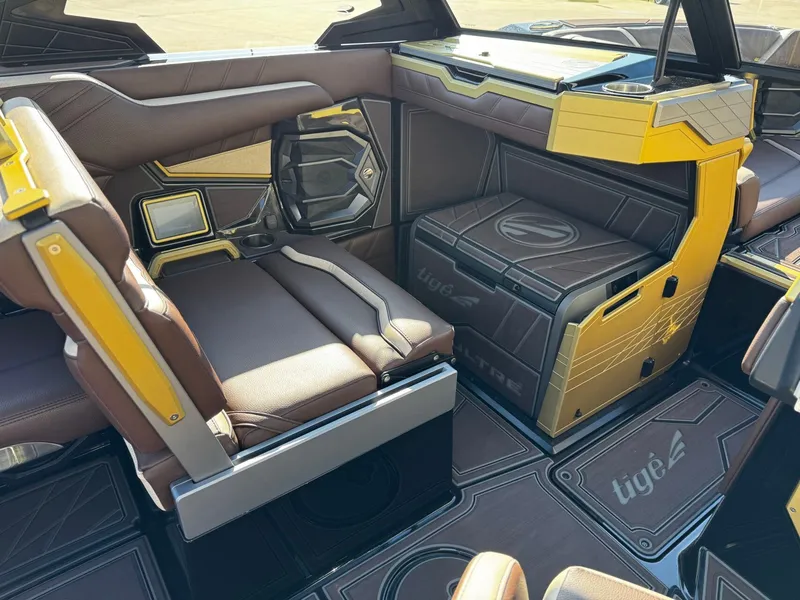 Slide: The Image of Tigé Ultré 25ZX 2026 - 26