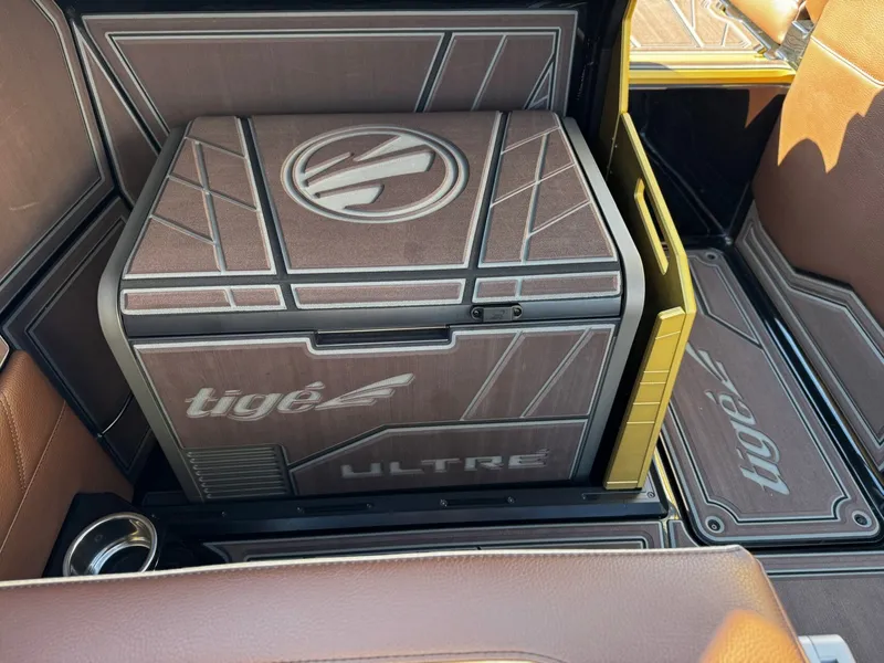 Slide: The Image of Tigé Ultré 25ZX 2026 - 27