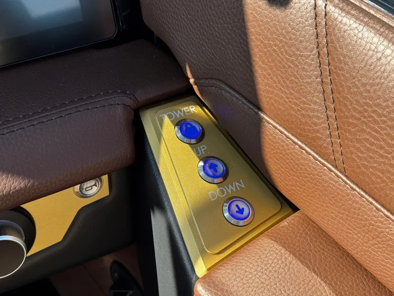 Slide: The Image of Tigé Ultré 25ZX 2026 - 35