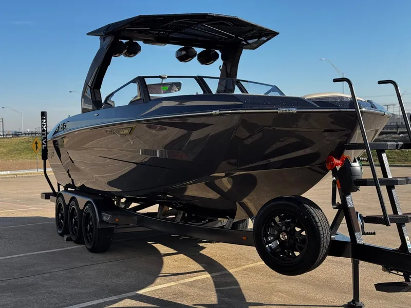 Slide: The Image of Tigé Ultré 25ZX 2026 - 6