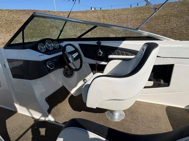 Slide: The Image of Sea Ray SLX 230 2014 - 28