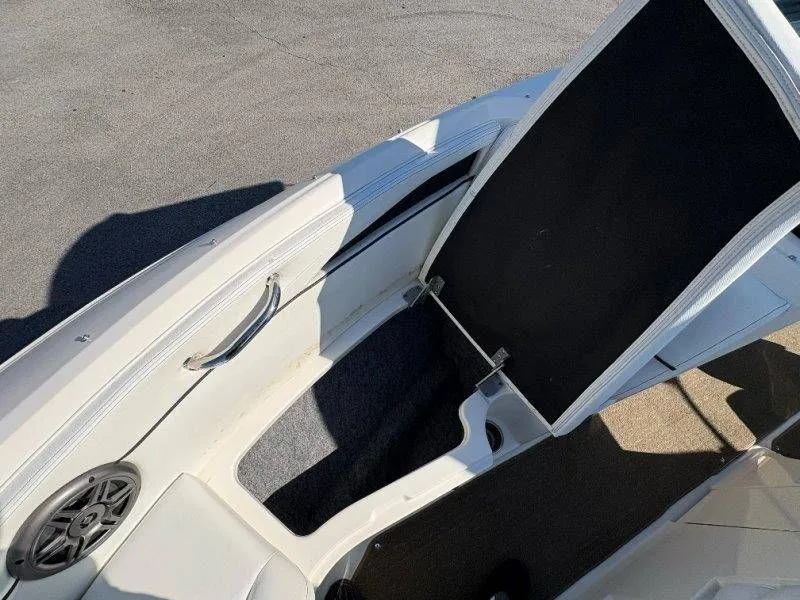 Slide: The Image of Sea Ray SLX 230 2014 - 32