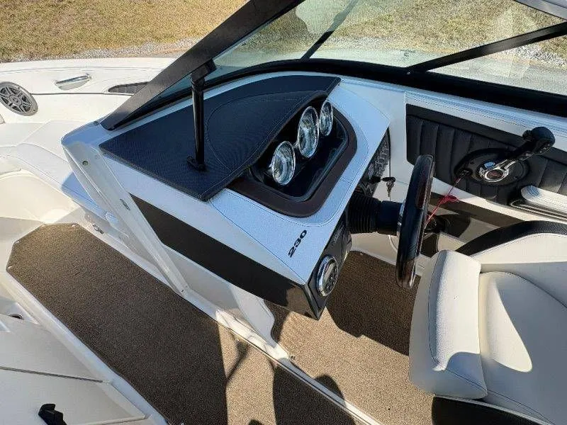 Slide: The Image of Sea Ray SLX 230 2014 - 35