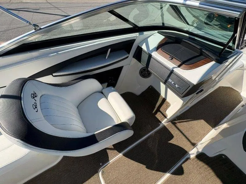 Slide: The Image of Sea Ray SLX 230 2014 - 38