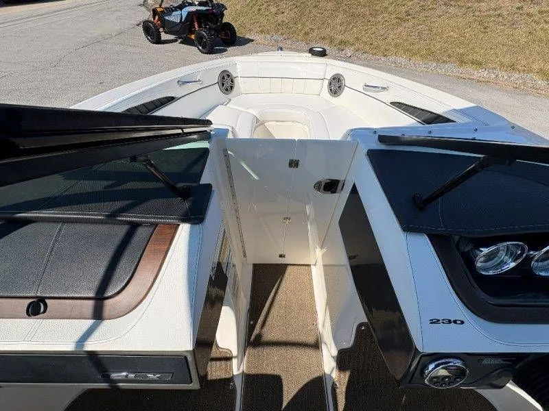 Slide: The Image of Sea Ray SLX 230 2014 - 39