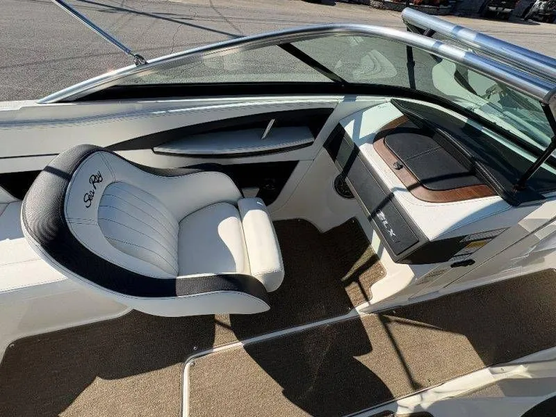 Slide: The Image of Sea Ray SLX 230 2014 - 42